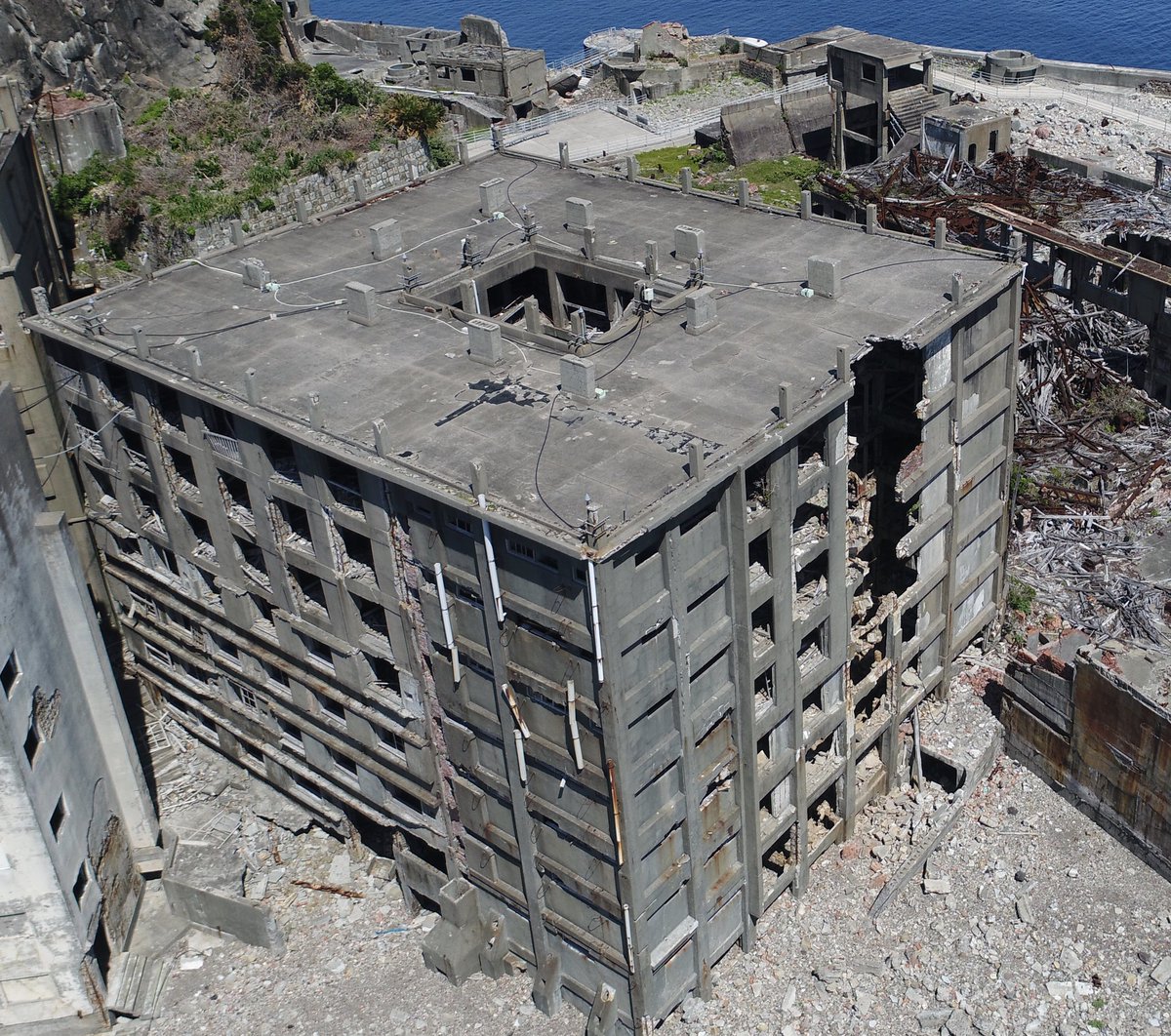 今の姿はもう二度と見られないかもしれない 軍艦島の崩壊のカウントダウンはもう始まっている Togetter