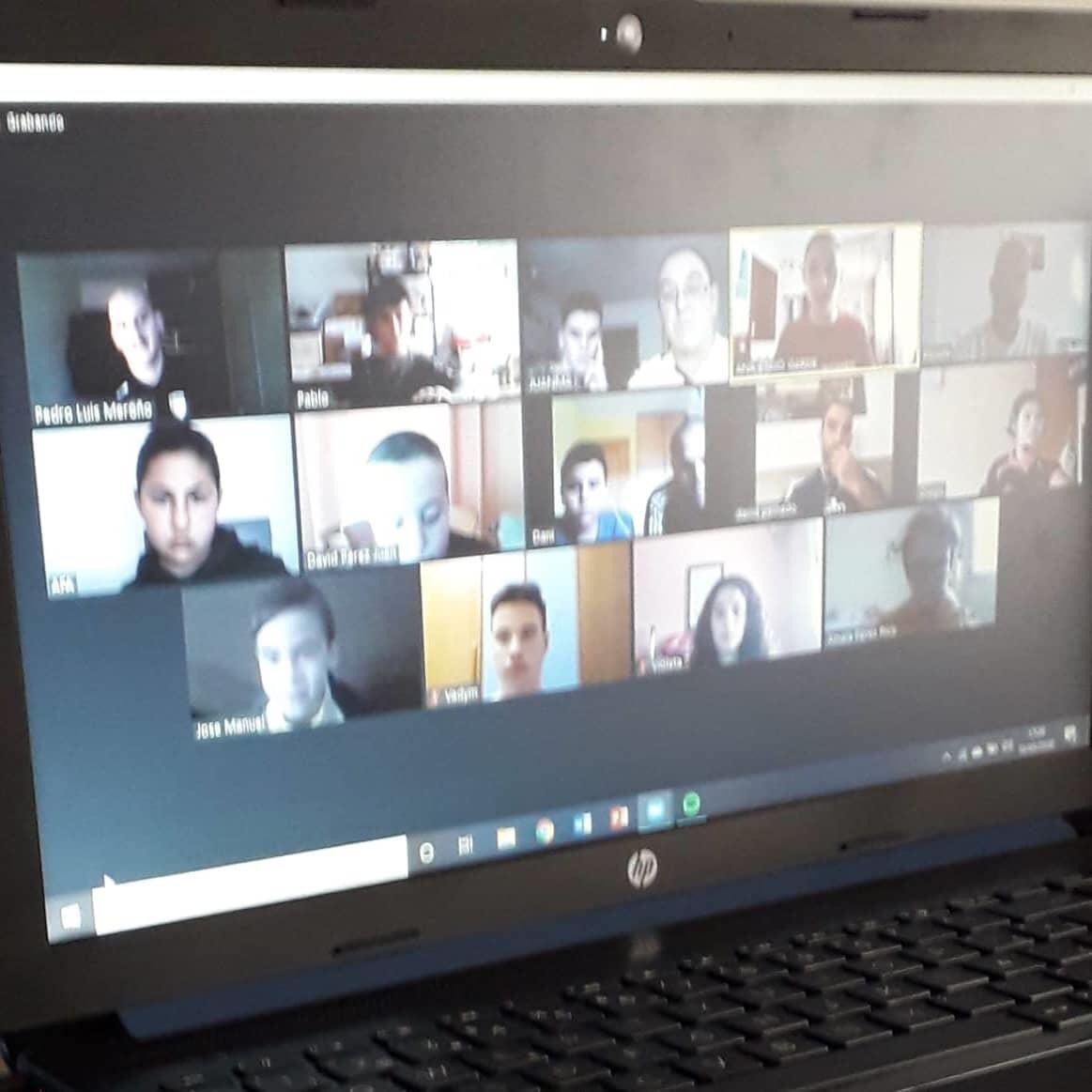 Nuestros monitores Pedro L. Meroño, Ana Etayo y Kilian Belmonte dieron una charla y estuvieron hablando con todos los porteros de la base del Club Fútbol Sala Castalla 👏🏻👏🏻👏🏻.