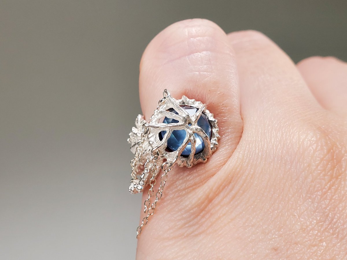 カラカナ展出品作品 クラゲのピンキーリング ブルートパーズ、水晶＋ 