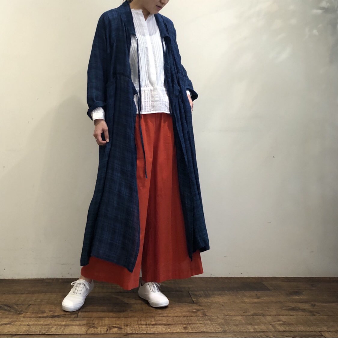 soil_de's tweet photo. 2020.5.18(Mon)
〜80'S HAND WOVEN YARN DYED NATURAL INDIGO LINEN CHECK 
CACHE-COEUR DRESS WITH HAND STITCH〜

#maisondesoil #tokyo #ebisu #marunouchi
#india #メゾンドソイル
#linen #cachecoeur #dress 
#handstitch
#indigo 
#ss20 #collection
#spring #summer #newarrivals https://t.co/zG0bDD9Kcw