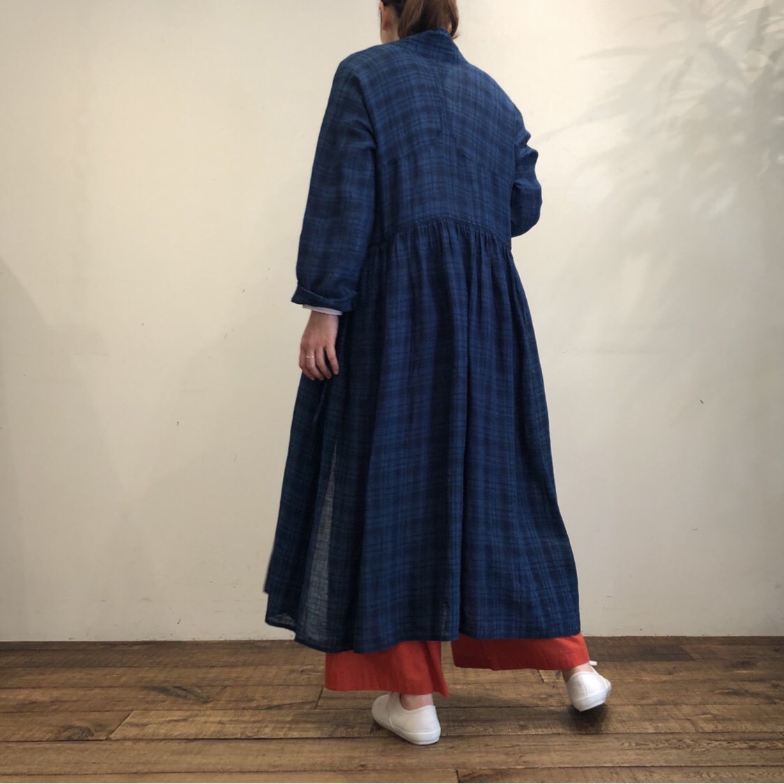 soil_de's tweet photo. 2020.5.18(Mon)
〜80'S HAND WOVEN YARN DYED NATURAL INDIGO LINEN CHECK 
CACHE-COEUR DRESS WITH HAND STITCH〜

#maisondesoil #tokyo #ebisu #marunouchi
#india #メゾンドソイル
#linen #cachecoeur #dress 
#handstitch
#indigo 
#ss20 #collection
#spring #summer #newarrivals https://t.co/zG0bDD9Kcw