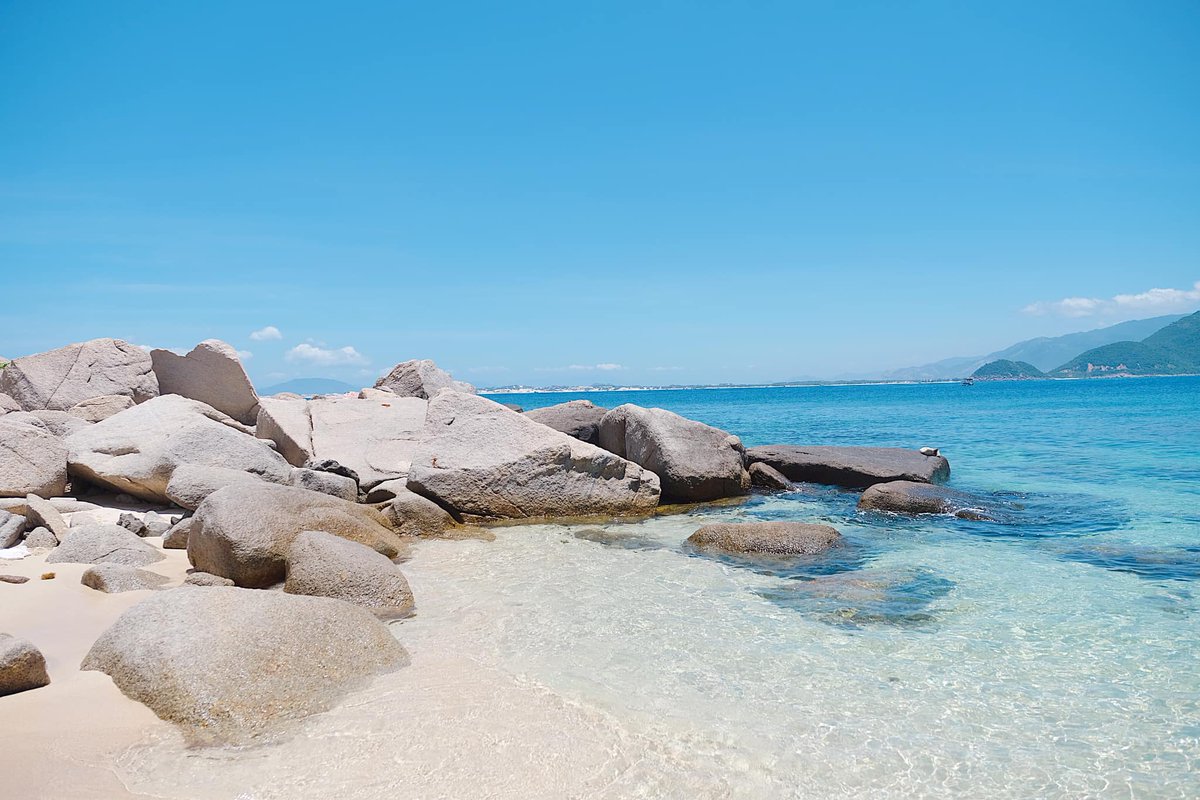 YourVietnamOrg's tweet photo. #PhuYen is a #travel city known as "the land of yellow flowers on green grass". 

A land with sunshine, wind, #sea, and sand. Wanna come?

See full article at: #yourvietnam.org

#TravelVietnam #Yourvietnamorg https://t.co/FCwN87EDri