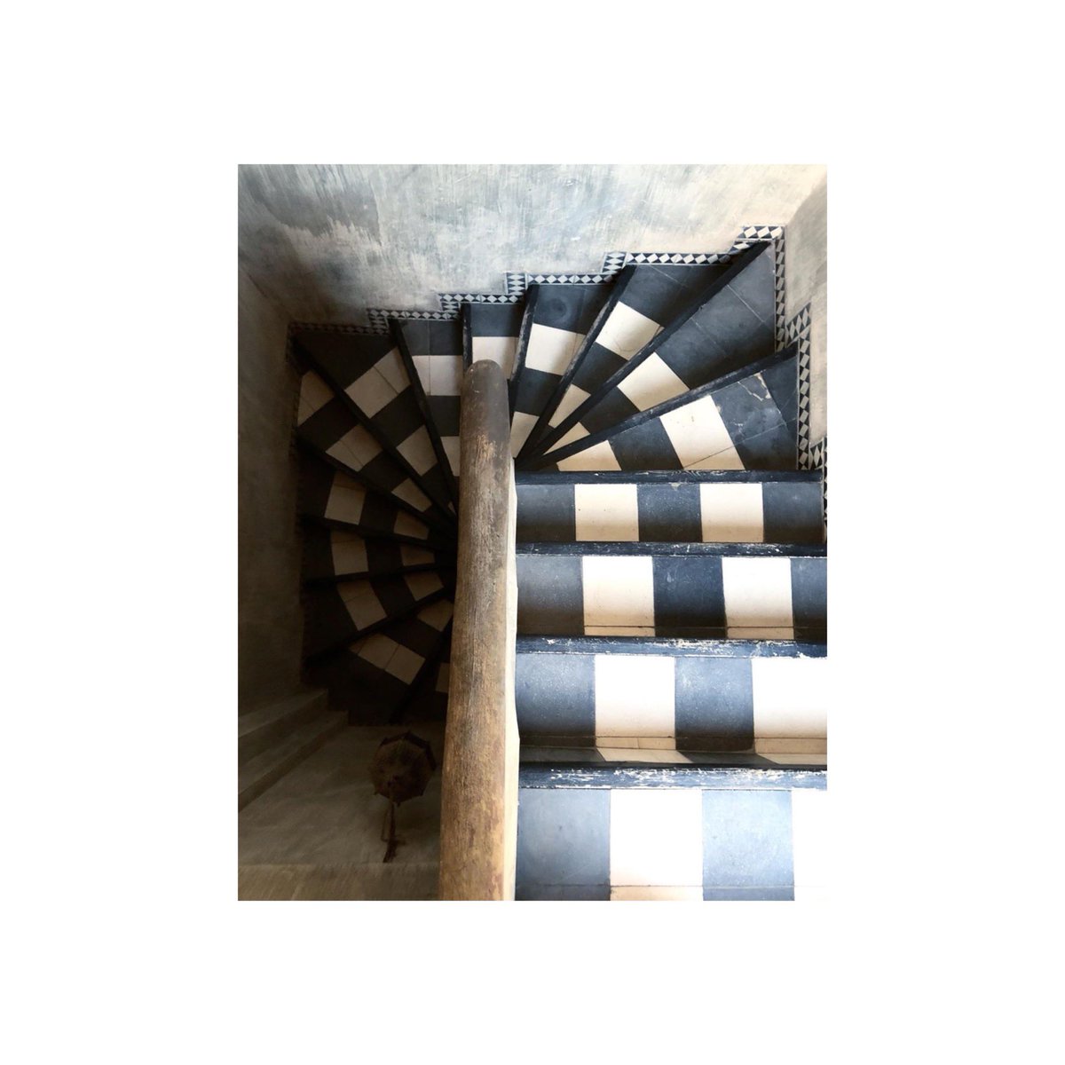 Step by Step!
.
.
.
#staircase #design #stairway #stone #blackandwhite #instagram #inspiration #designdetails #detailsmatter #stepbystep