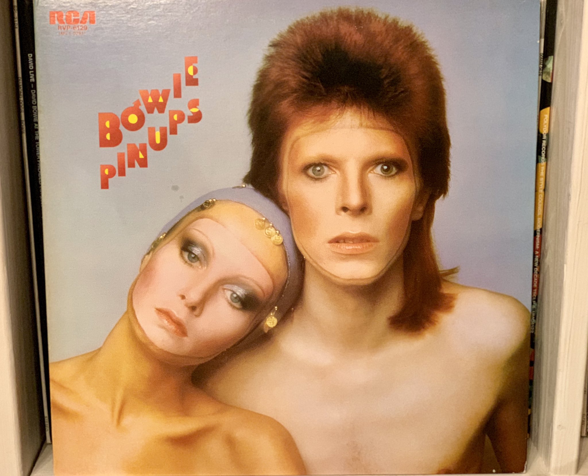 ソウル フラワー ユニオン デヴィッド ボウイ Heroes 1977 ベルリン録音 スタッフ陣 独ロックからの影響等 前作の姉妹篇にしてこれまた超重要盤 ベルリンの壁の傍で落ち合う恋人から着想を得た表題曲 ナチスの兵器を題材にした V 2