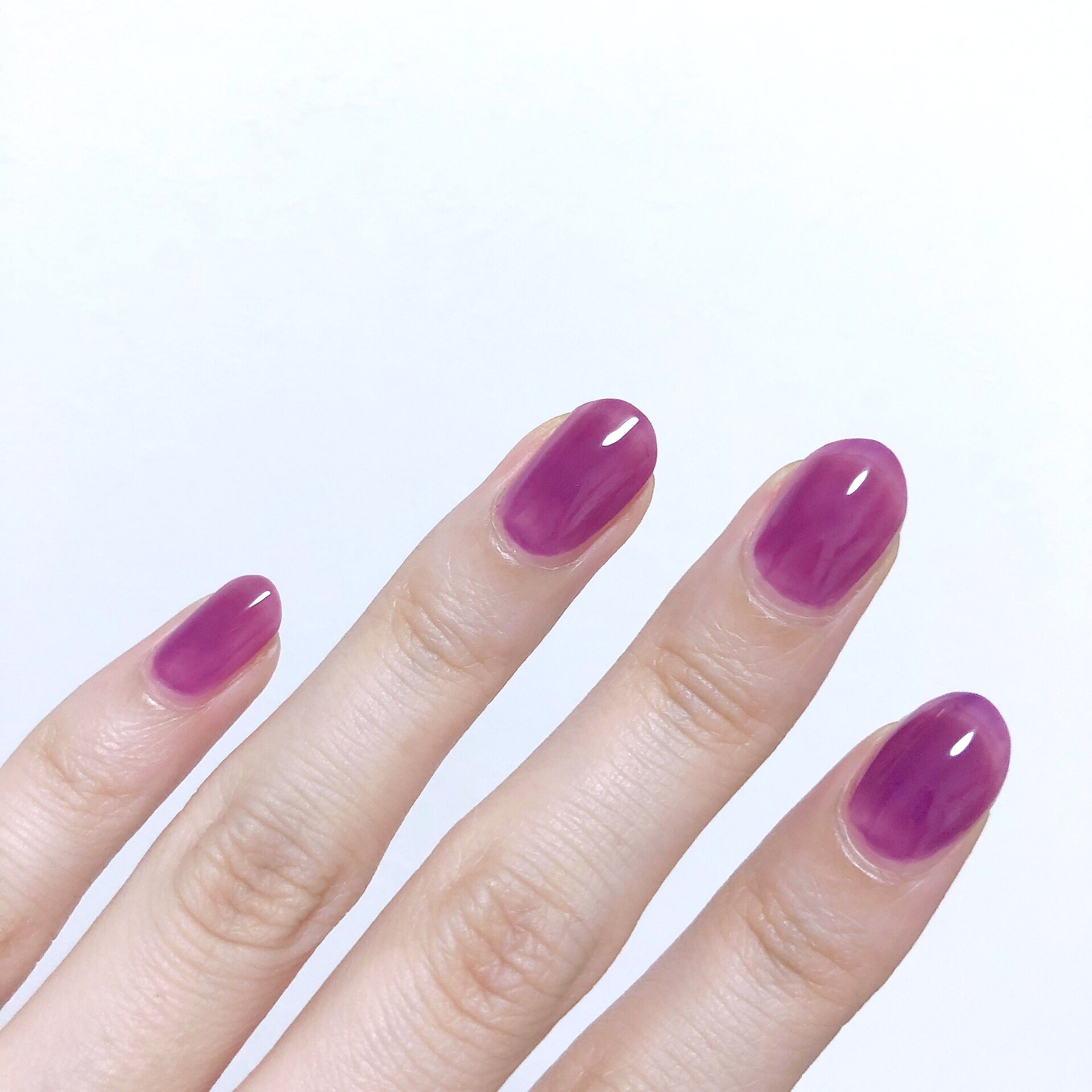 おいも このネイル 銀ホロが薄くできてるから仕上がりがボコボコしたり引っかかったりしにくくて良い感じ 下の紫はネイルホリックpu107を2度塗り ジューシーなブドウみたいで可愛い