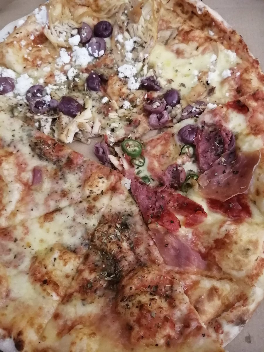 michellebeesla1's tweet photo. We also succumbed and did thisβ¬οΈ Got it from a family run pizzeria nearby who make & do deliveries themselves. I'm not an Instagram food photographer but it was bliss. Happy #kids = relaxed #parenting #Day52ofLockdown #PizzaMood https://t.co/9wpYeUG5nb