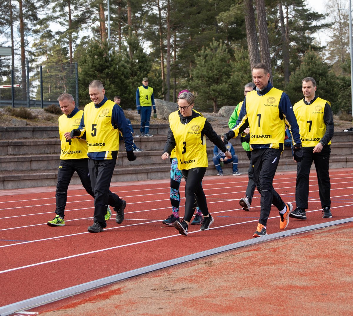 PorinPR's tweet photo. Säkylässä uuden urheilukentän avajaisissa allekirjoitettiin kunnan kanssa tehty yhteistyösopimus ja liikuttiin. Kotiutuvien varusmiesten lisäksi juoksemassa oli prikaatin ja Säkylän kunnan henkilöstöä. Halukkaat osallistuivat Cooper-testiin tai UKK-kävelyyn. 

#porpr #maavoimat https://t.co/jxeiyOiBTL