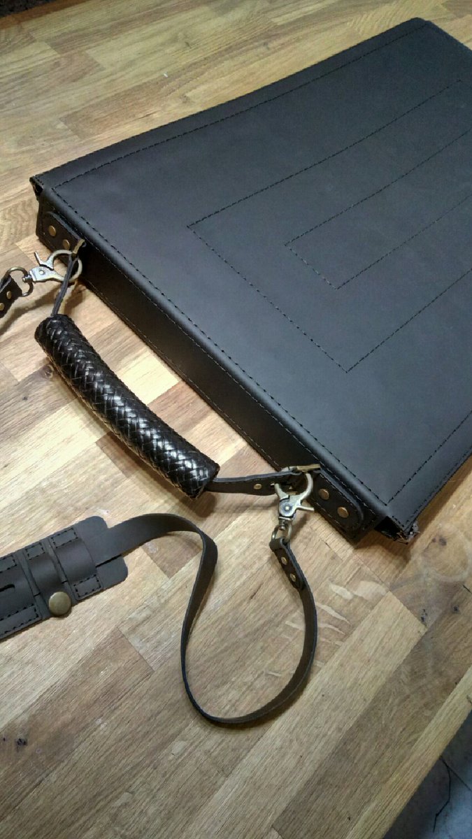 BDSMattributes's tweet photo. Finished the first leather trunk bag for 5 heads.
It's weighty, but the handle sits comfortably in your hand and makes it easy to carry around.
#interchangeablefloggerset #changeablefloggers #bdsmattributes https://t.co/JJFR98EHi8 https://t.co/hutL5EW8eh