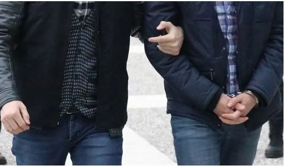 Adana da vefa sosoyal destek gurubu'na saldıran chp nin gençlik kolları başkanı tutuklanmıştır 
Eren yıldırım denilen bu şerefsiz  terörist i bir hayvan barınağına koysalardı...?? 

#RezilsinCHP 
#TeroereGecitYok
