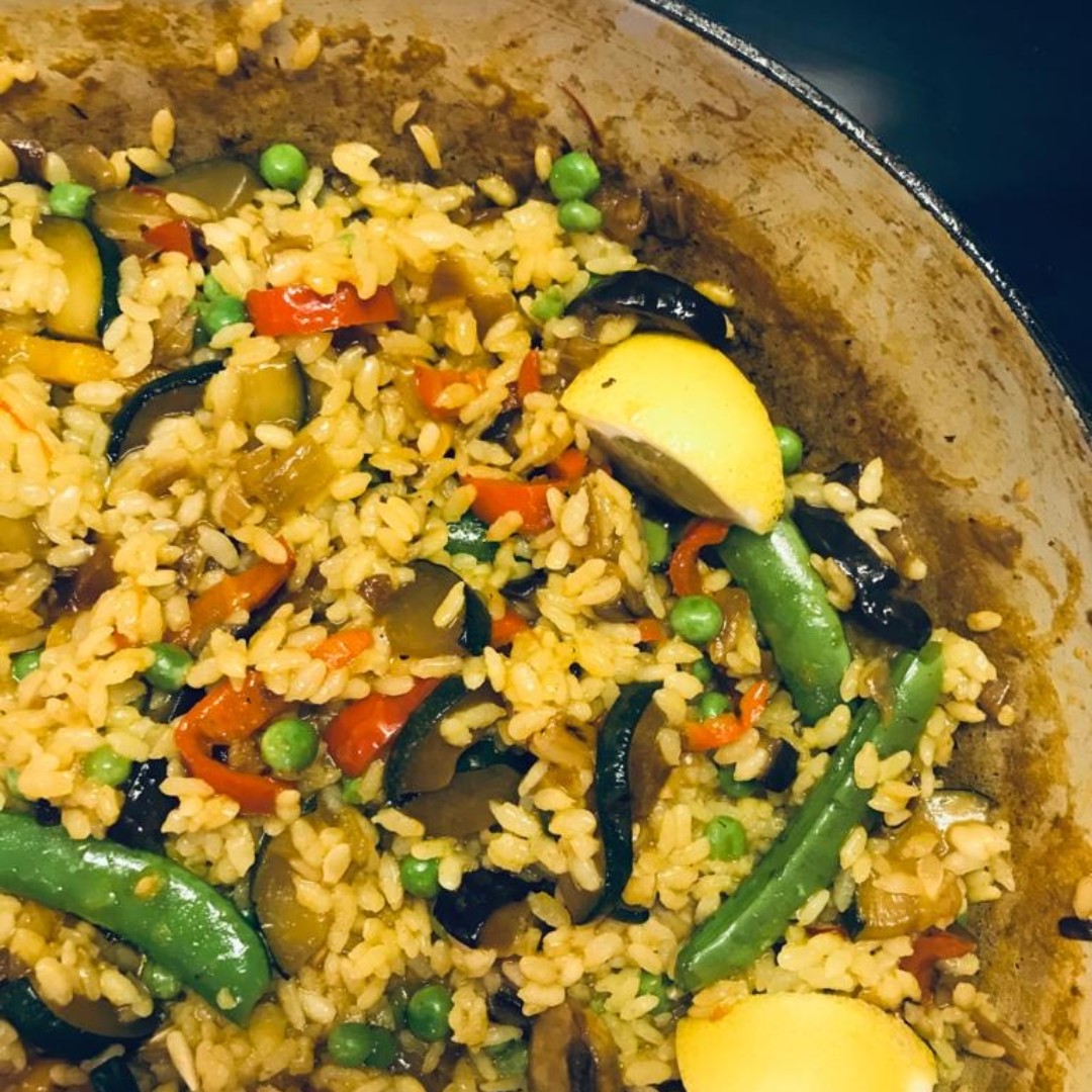 Expat_Kitchen's tweet photo. Vegetable paella for dinner - a great way to get your 5-a-day.  #meatlessmonday #eattherainbow #5aday #expatkitchensg #cookingschoolsg https://t.co/GwBBv3x8xe