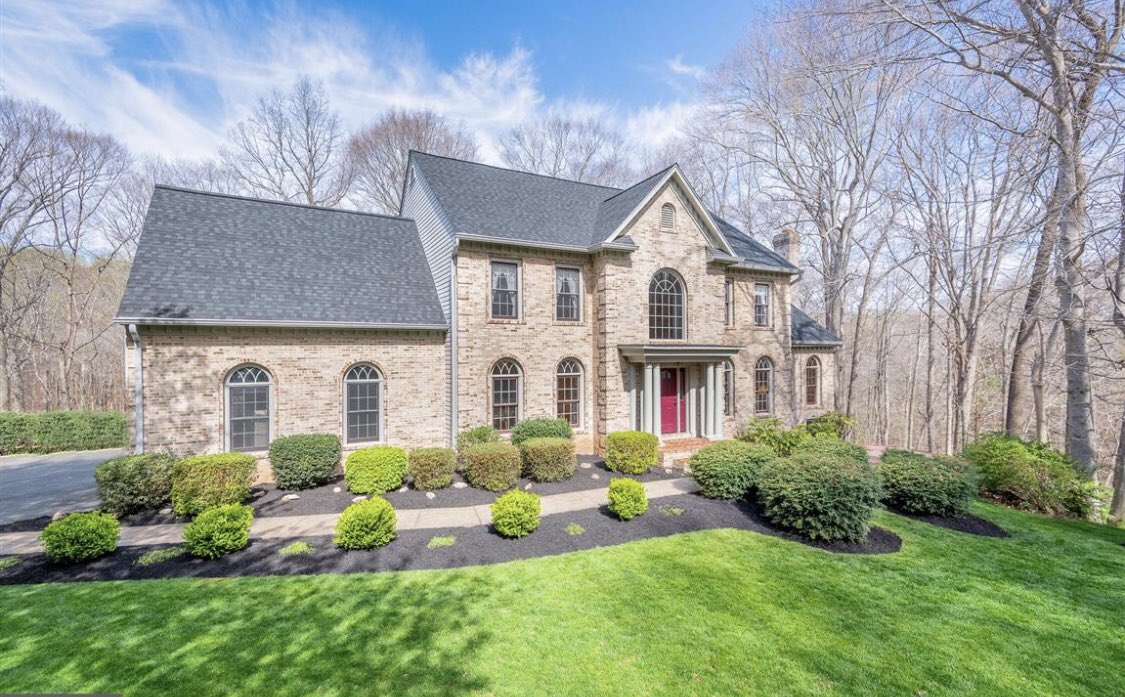 taylorlpereira's tweet photo. RATIFIED 🏡 
Multiple Offers
Over Asking <30 Day Close 
#anotheronesold #novarealtor #listing https://t.co/acjeUpkFwx