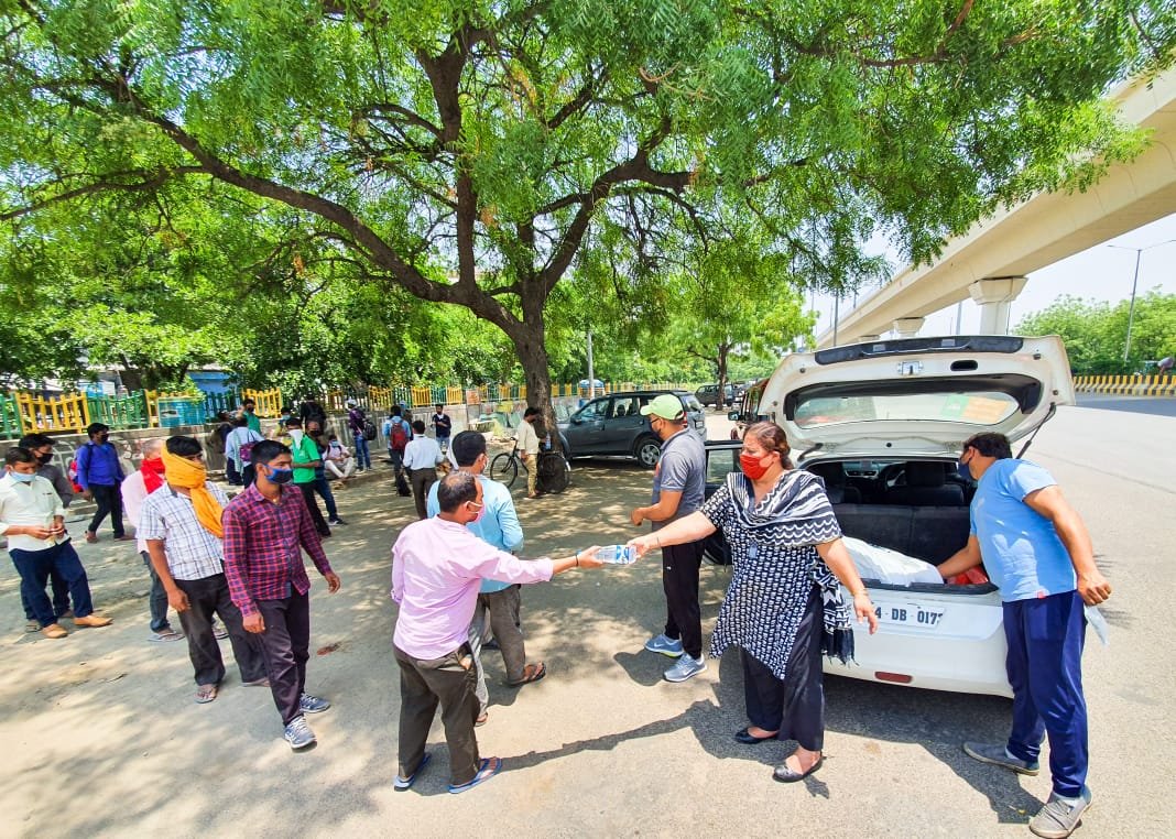 BJP4NoidaMN's tweet image. आज 18मई 2020 को माननीय सांसद डॉ महेश शर्मा जी , लोकप्रिय विधायक पंकज सिंह जी के मार्गदर्शन निर्देश अनुसार भारतीय जनता पार्टी नोएडा महानगर टीम नोएडा से पलायन कर रहे प्रवासीओ की भोजन की व्यवस्था और मदद करेगी।
#ModiKitchen #CoronaOutbreakIndia #CoronaWarriers #BJP_IT_Vibhag_Noida