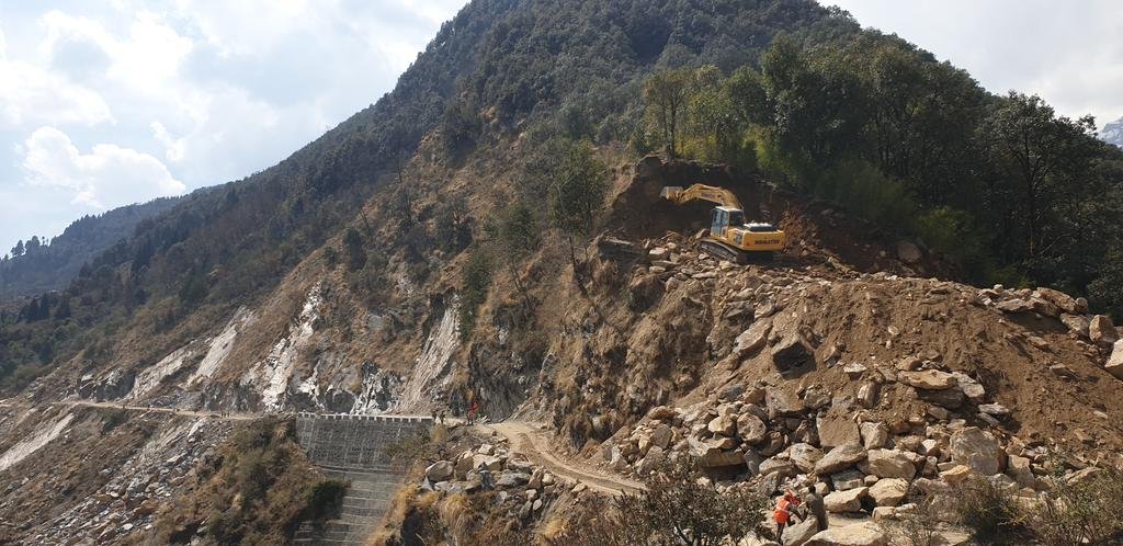 PIBMumbai's tweet photo. Govt has accepted and implemented three important recommendations of  the Shekatkar Committee, relating to #Border Infrastructure

These were related to speeding up road construction, leading to #SocioEconomic development in the border areas

➡️https://t.co/DjRSlJPF04 https://t.co/Asyr2OeHUu
