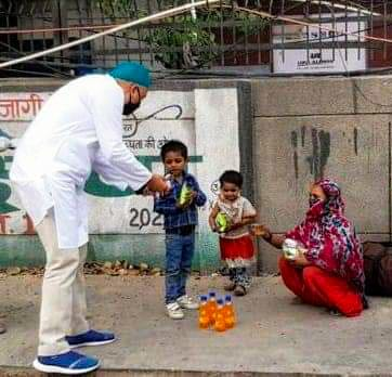 BJP4NoidaMN's tweet image. आज 18मई 2020 को माननीय सांसद डॉ महेश शर्मा जी , लोकप्रिय विधायक पंकज सिंह जी के मार्गदर्शन निर्देश अनुसार भारतीय जनता पार्टी नोएडा महानगर टीम नोएडा से पलायन कर रहे प्रवासीओ की भोजन की व्यवस्था और मदद करेगी।
#ModiKitchen #CoronaOutbreakIndia #CoronaWarriers #BJP_IT_Vibhag_Noida