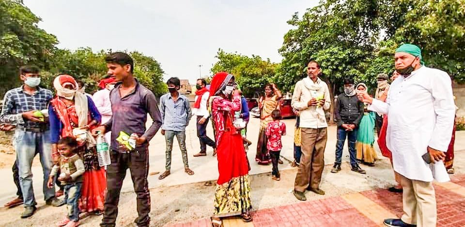 BJP4NoidaMN's tweet image. आज 18मई 2020 को माननीय सांसद डॉ महेश शर्मा जी , लोकप्रिय विधायक पंकज सिंह जी के मार्गदर्शन निर्देश अनुसार भारतीय जनता पार्टी नोएडा महानगर टीम नोएडा से पलायन कर रहे प्रवासीओ की भोजन की व्यवस्था और मदद करेगी।
#ModiKitchen #CoronaOutbreakIndia #CoronaWarriers #BJP_IT_Vibhag_Noida