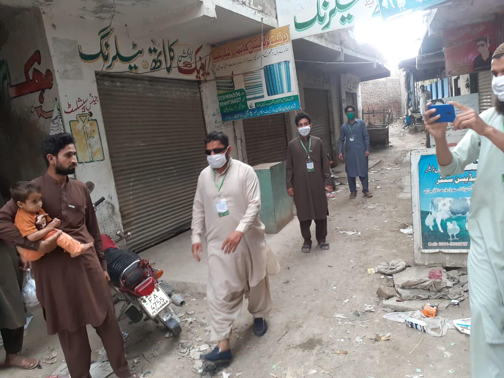 InsafianPtiPK's tweet photo. کرونا ٹائیگرز فورس کے نوجوان عوامی خدمت میں پیش پیش , چارسدہ میں  ٹائیگرز فورس نے مختلف بازاروں میں آگاہی مہم چلائی۔ دکانداروں اور عام لوگوں میں ماسک  تقسیم کیے. 
#PMTigersForce https://t.co/7zCESyO60o