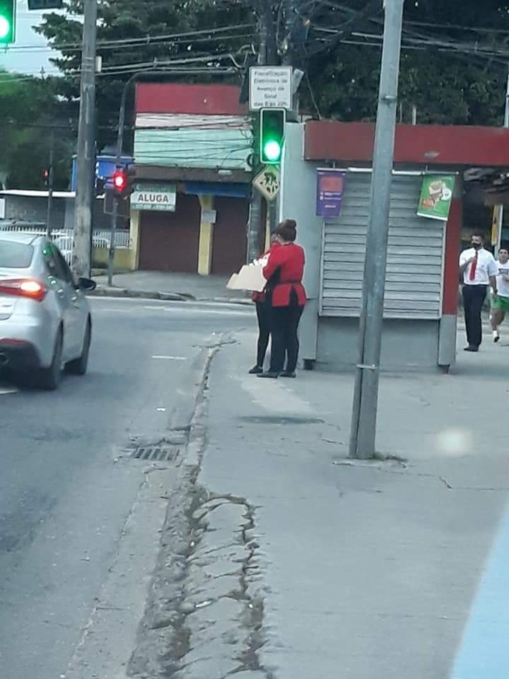 hugoazevedoofc1's tweet photo. Funcionárias do Habibs de Campo Grande-RJ estão vendendo Esfihás no Sinal para não perderem o emprego. 
#forçabrasil  #laveasmãos #usealcool e vão a luta. https://t.co/eDYS2p7ujd