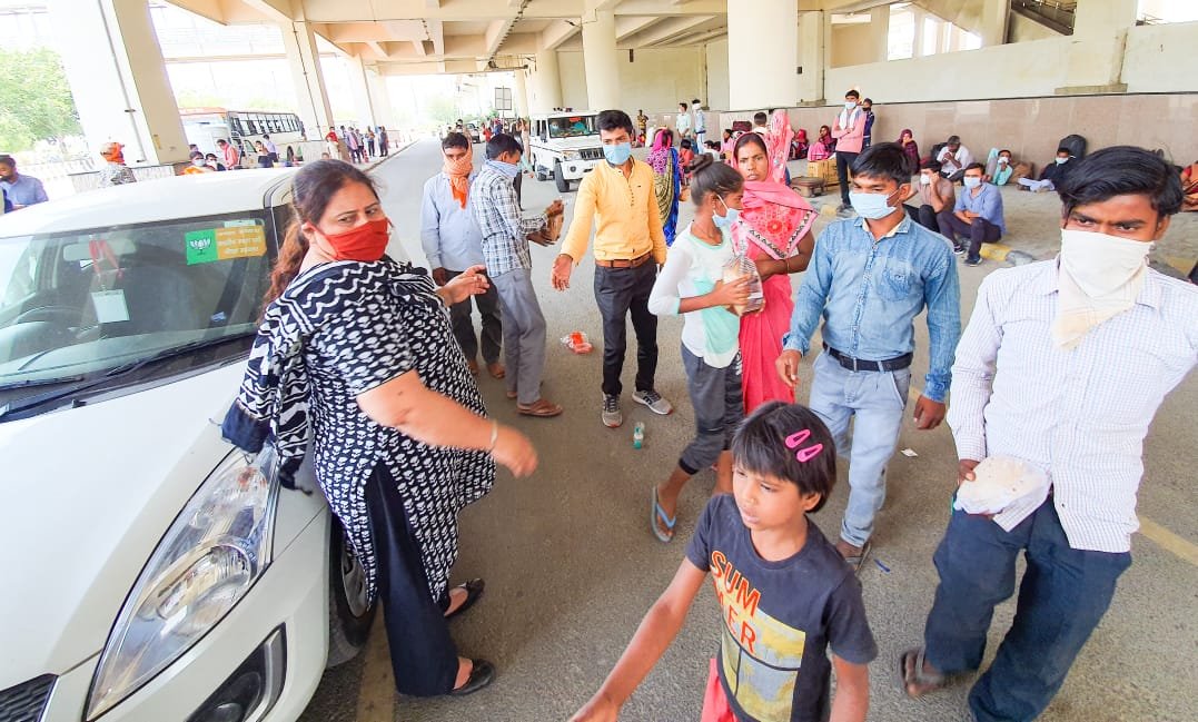 BJP4NoidaMN's tweet image. आज 18मई 2020 को माननीय सांसद डॉ महेश शर्मा जी , लोकप्रिय विधायक पंकज सिंह जी के मार्गदर्शन निर्देश अनुसार भारतीय जनता पार्टी नोएडा महानगर टीम नोएडा से पलायन कर रहे प्रवासीओ की भोजन की व्यवस्था और मदद करेगी।
#ModiKitchen #CoronaOutbreakIndia #CoronaWarriers #BJP_IT_Vibhag_Noida