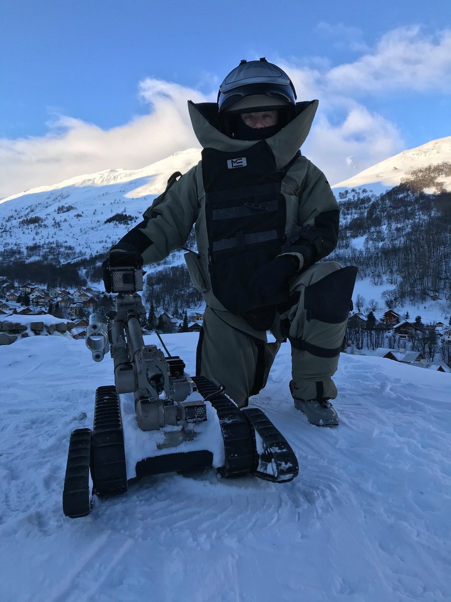 armeedeTerre's tweet image. [#PrépaOps] La section #EOD du #2REG combine 2 disciplines techniques associant les exigences : la montagne et le déminage.

Ces spécialistes #NEDEX de la @27bim ont profité du recyclage du #BSM ⛷️ pour expérimenter leurs matériels d’intervention dans des conditions hivernales ❄️