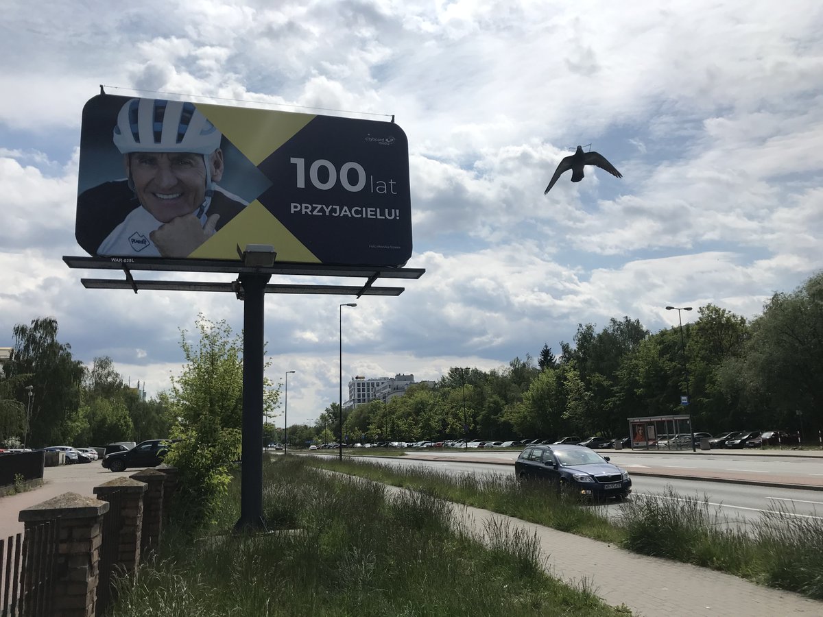 CityboardM's tweet photo. Jeden z najwybitniejszych polskich kolarzy i przyjaciel naszej firmy Czesław Lang, świętuje swoje urodziny. Specjalnie dla niego, przy biurze Lang Team, zrealizowaliśmy mini kampanię urodzinową :)  Sto lat Czesławie :) 

#Lang #urodziny #100lat #tourdepologne https://t.co/X4LozrFvmx