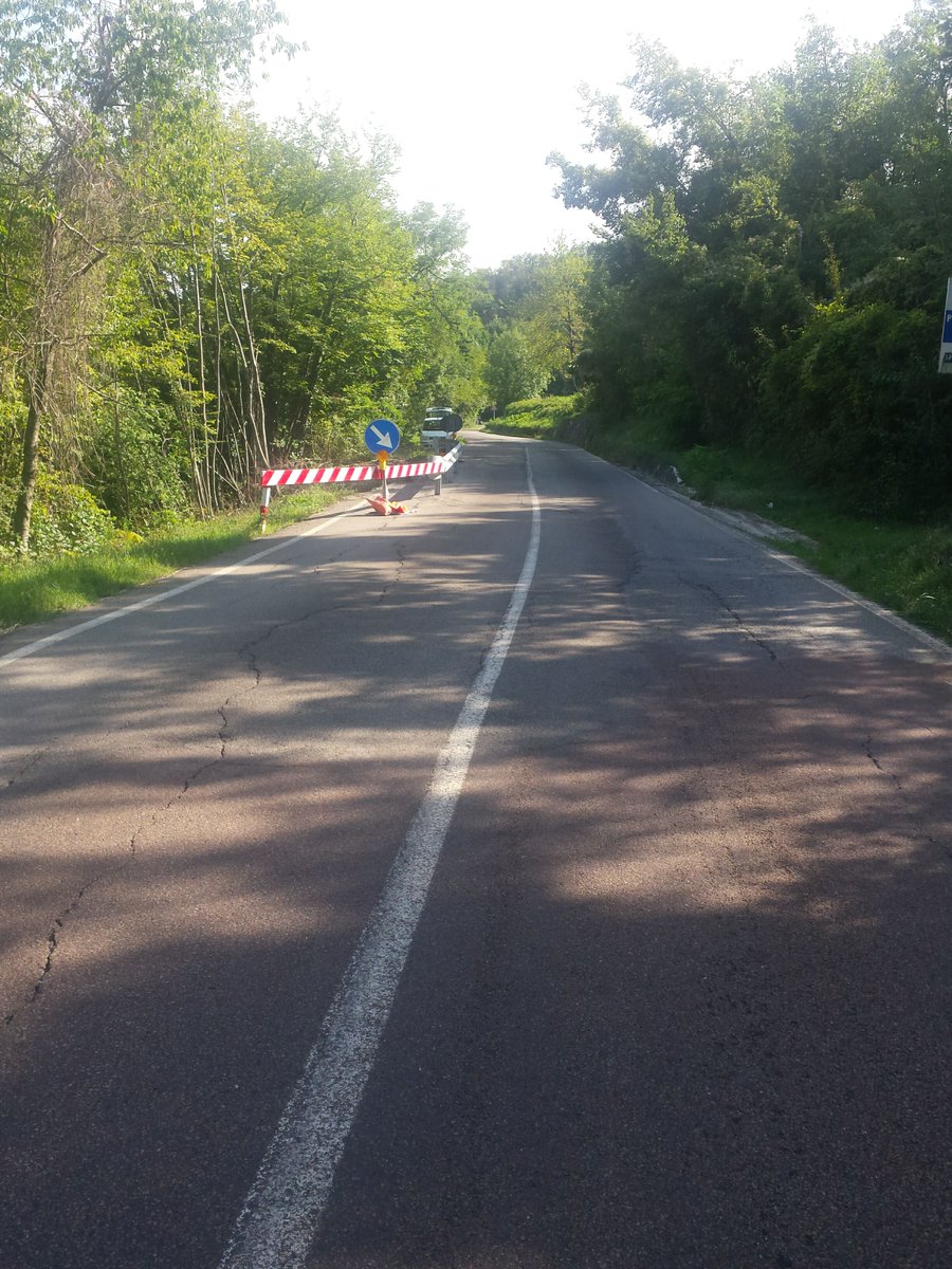 provinciamodena's tweet photo. #SP486 in località Pianezzo, SENSO UNICO ALTERNATO con semaforo dalle 8 alle 18 x lavori ripristino versante e ricostruzione di una corsia danneggiata lo scorso anno da una frana L'intervento terminerà a fine giugno
@gazzettamodena @Carlino_Modena @ModenaToday @Modenaindiretta https://t.co/u3z63mb7BP