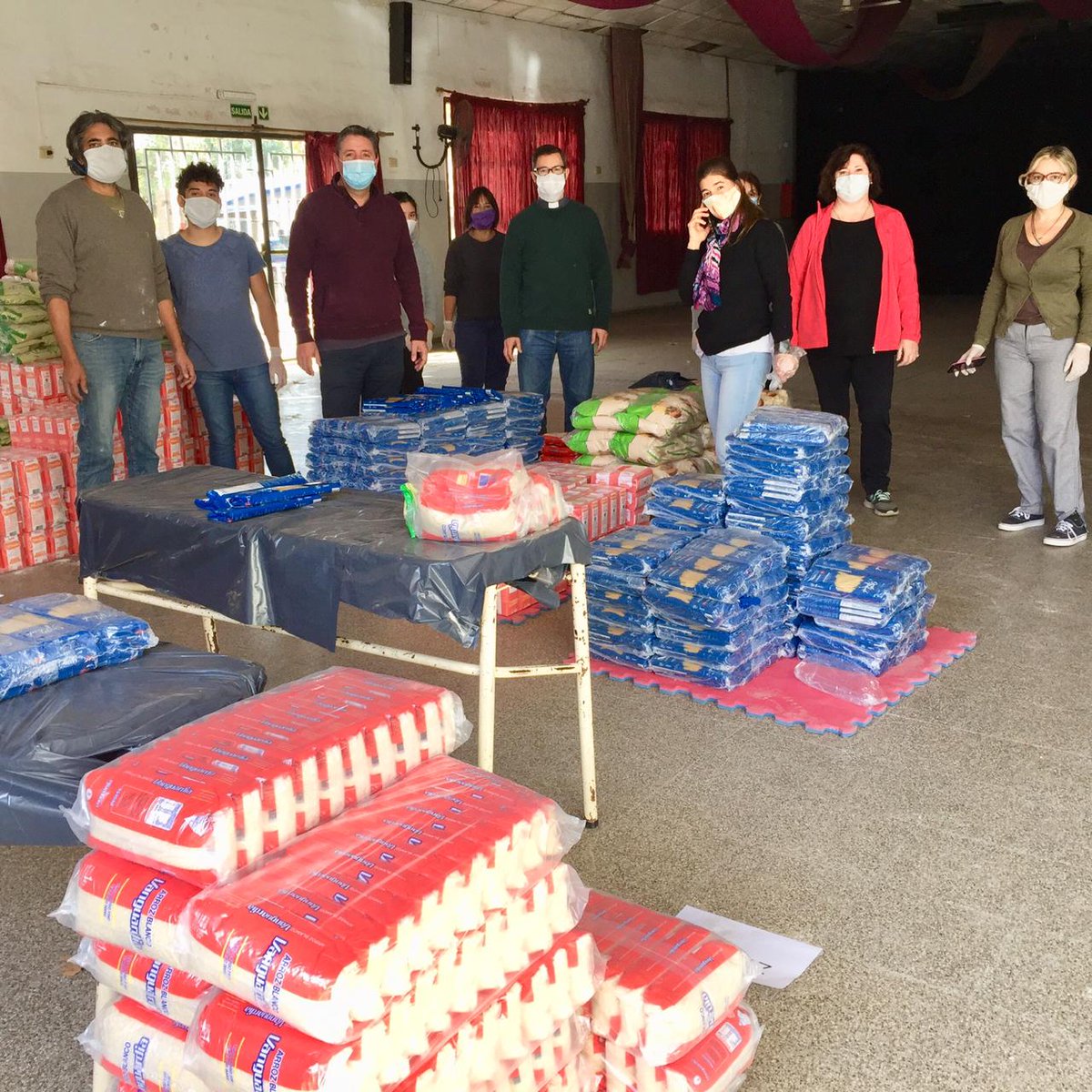pastsocialcba's tweet photo. Desde Pastoral Social y Cáritas Córdoba, el viernes volvimos realizar y coordinar la entrega de alimentos para distribuir desde las zonas pastorales a los hogares más necesitados. #SolidaridadEnRed https://t.co/dsrpDXckDv