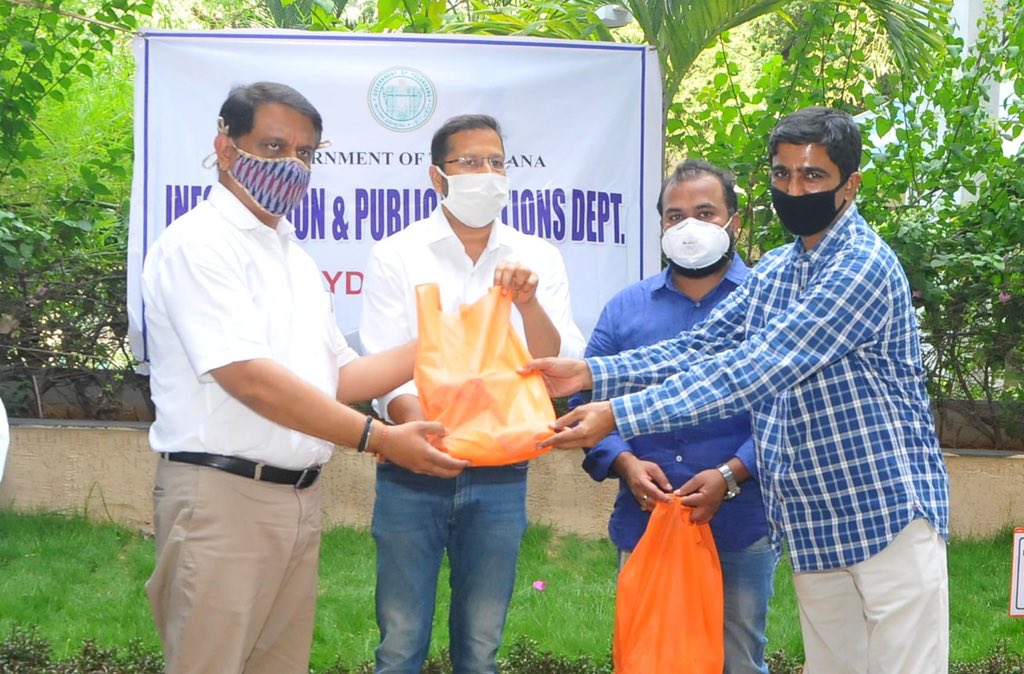 arvindkumar_ias's tweet photo. Thank you @NovartisIndia for your commitment to our collective fight against the spread of Coronavirus by providing us 500 Corona safety kits and PPE materials through @Americares_IN
Being distributed to front line media colleagues 
#IndiaFightsCorona
#NGthinks https://t.co/sO8CC3swXV