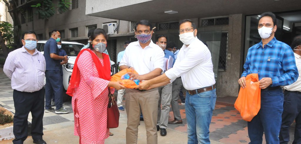 arvindkumar_ias's tweet photo. Thank you @NovartisIndia for your commitment to our collective fight against the spread of Coronavirus by providing us 500 Corona safety kits and PPE materials through @Americares_IN
Being distributed to front line media colleagues 
#IndiaFightsCorona
#NGthinks https://t.co/sO8CC3swXV