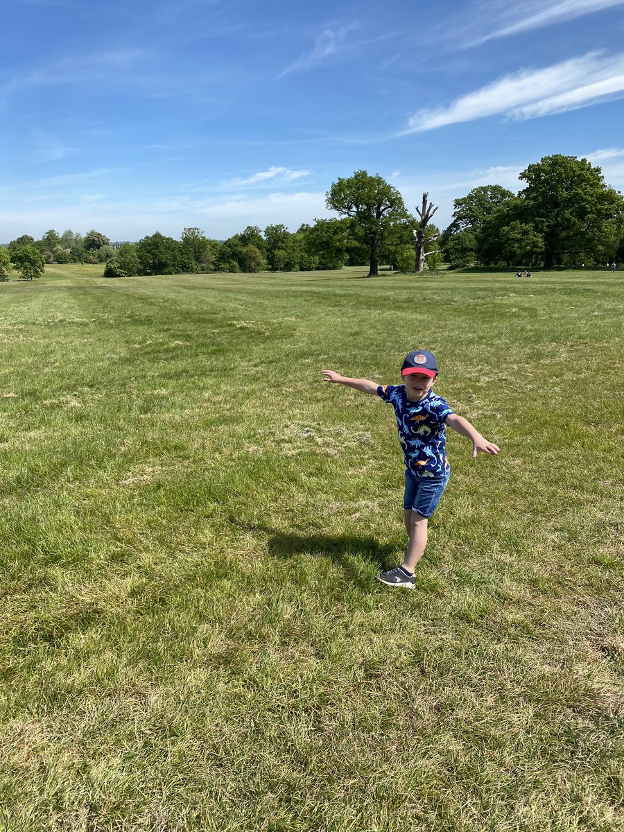 briggs_stef's tweet photo. We went for our PE on a long walk around Hylands House grounds today! Beautiful sunshine and plenty of space ☺️ Harry had to follow the signs to find the Serpentine Lake! @WhiteCourtScho1 @MissHughes_FSH https://t.co/Uw0eLU7R3b