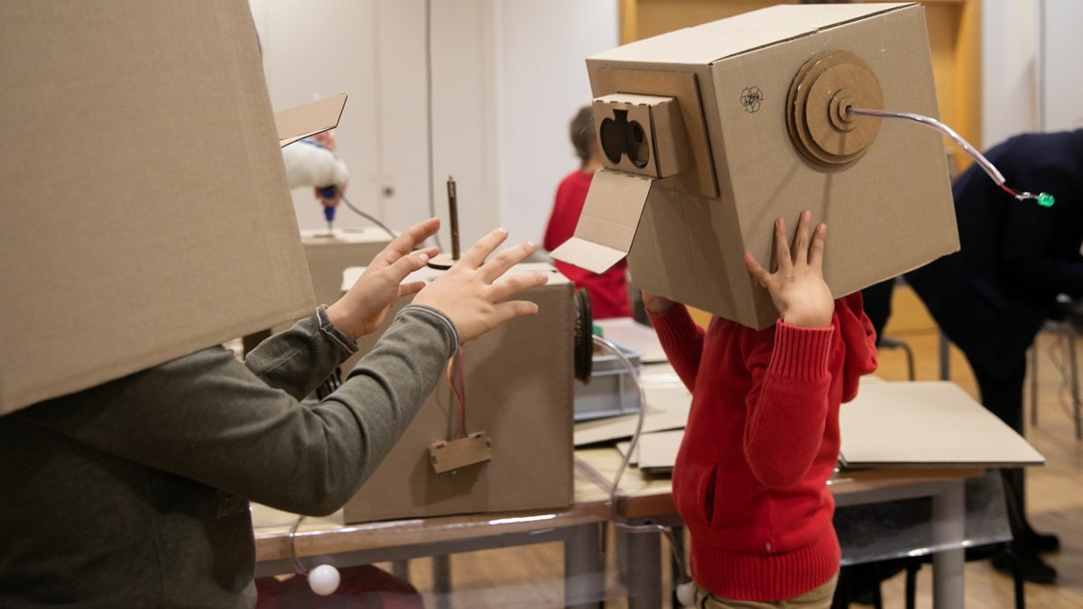 FutureLearningU's tweet image. Today is #InternationalMuseumDay . We would like to thank @CosmoCaixa_CAT for its confidence in us. It was wonderful to design the #codingrobots experience where families had to work as a team to become robots + decipher the code to get the 🎁🖖And what about #ANightCodeBand ?👇
