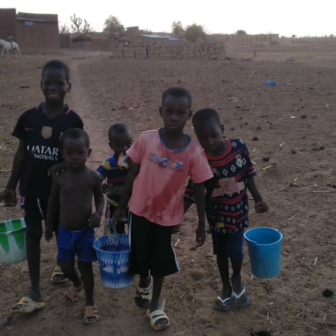 MakanSacko13's tweet image. #Soucieux
La désertification nous menace à Soma, Commune Rurale de  #Diangounte Camara, Diema.
Des enfants en route pour arroser des plantes à l&apos;école de Soma.
#Soma
#Diangounte
#Kayes
#UNY