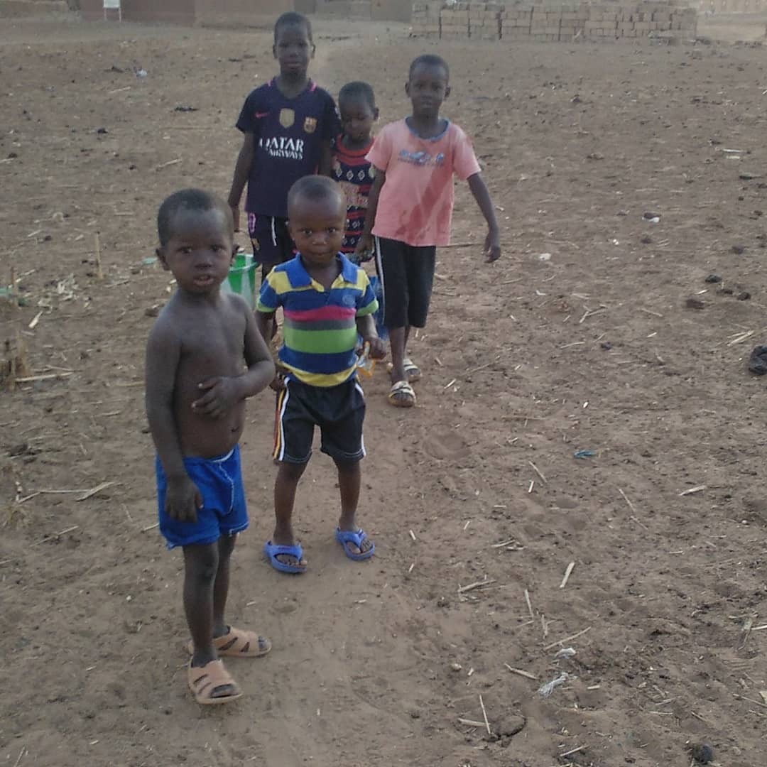 MakanSacko13's tweet image. #Soucieux
La désertification nous menace à Soma, Commune Rurale de  #Diangounte Camara, Diema.
Des enfants en route pour arroser des plantes à l&apos;école de Soma.
#Soma
#Diangounte
#Kayes
#UNY