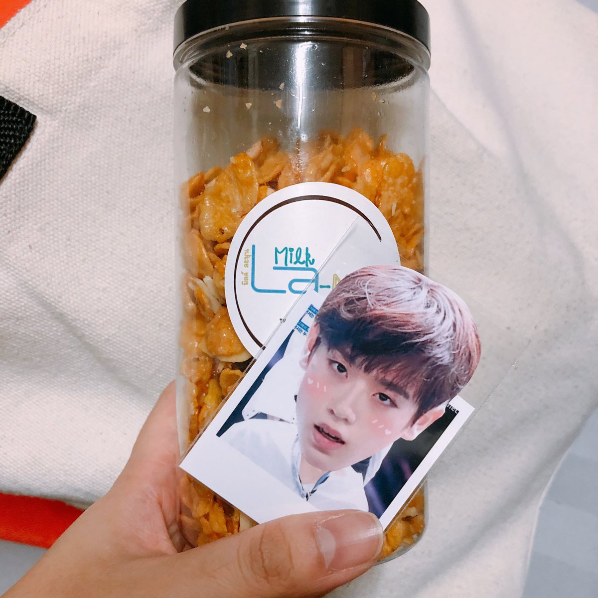 mspannss's tweet photo. @kdh_zplovu ได้รับแน้วค้าบบบ คอนเฟล็กกรอบ หอม อร่อยมากกก อร่อยก��่าที่แม่ซื้อมาอีก บอกให้แม่เลิกกินอันนั้นมากินอันนี้แทนแน้วววว กิกิกิ

ใครสนใจตามไปได้ที่นี่เลยน้า  @MilkLa_moon อร่อยจิง คอนเฟิม☺️
#MilkLamoon https://t.co/sLWG8Jaruv