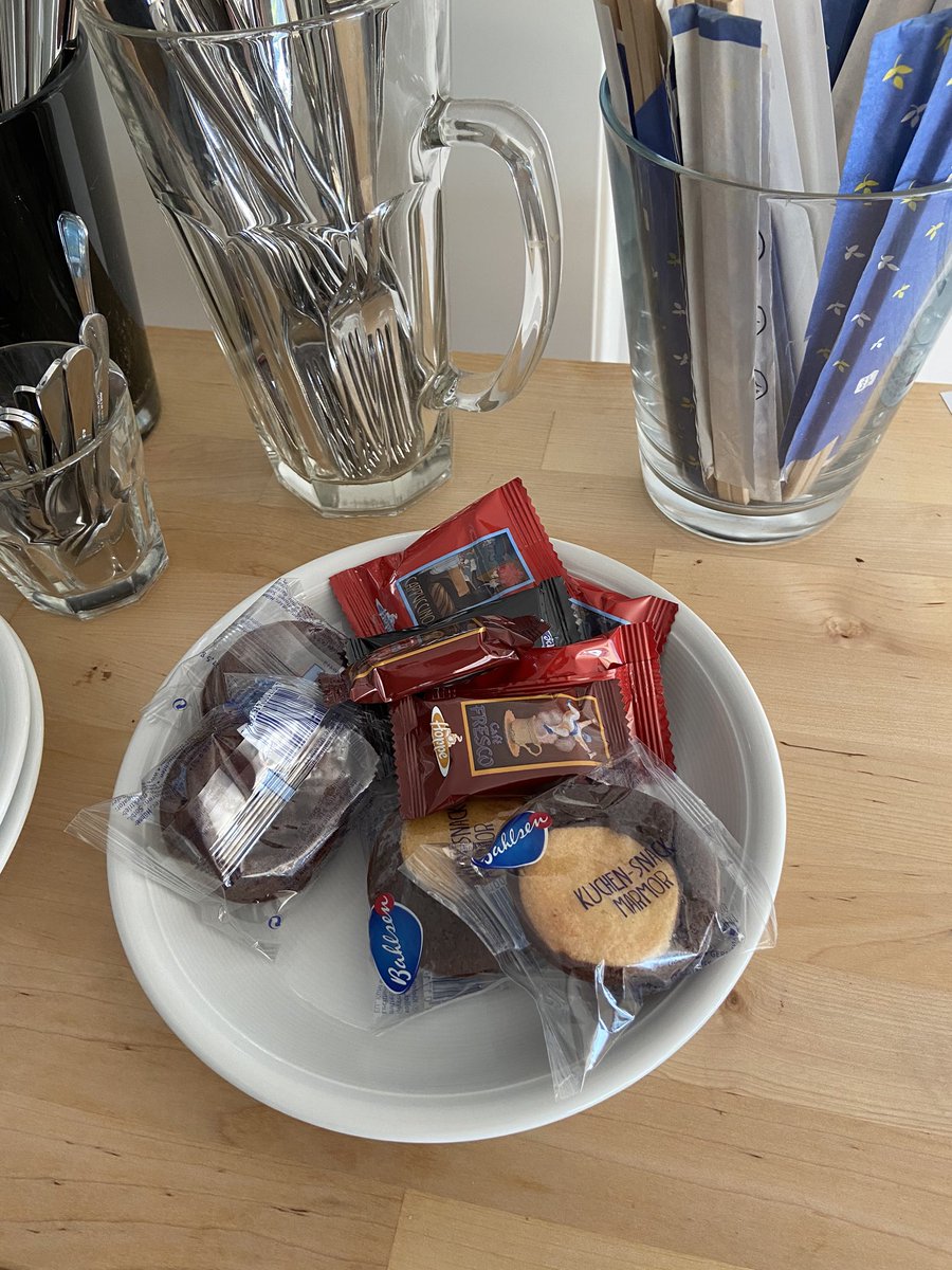 Erster Tag im Office. Sogar die Kekse sind bei @mfc_dus nun einzeln isoliert verpackt.