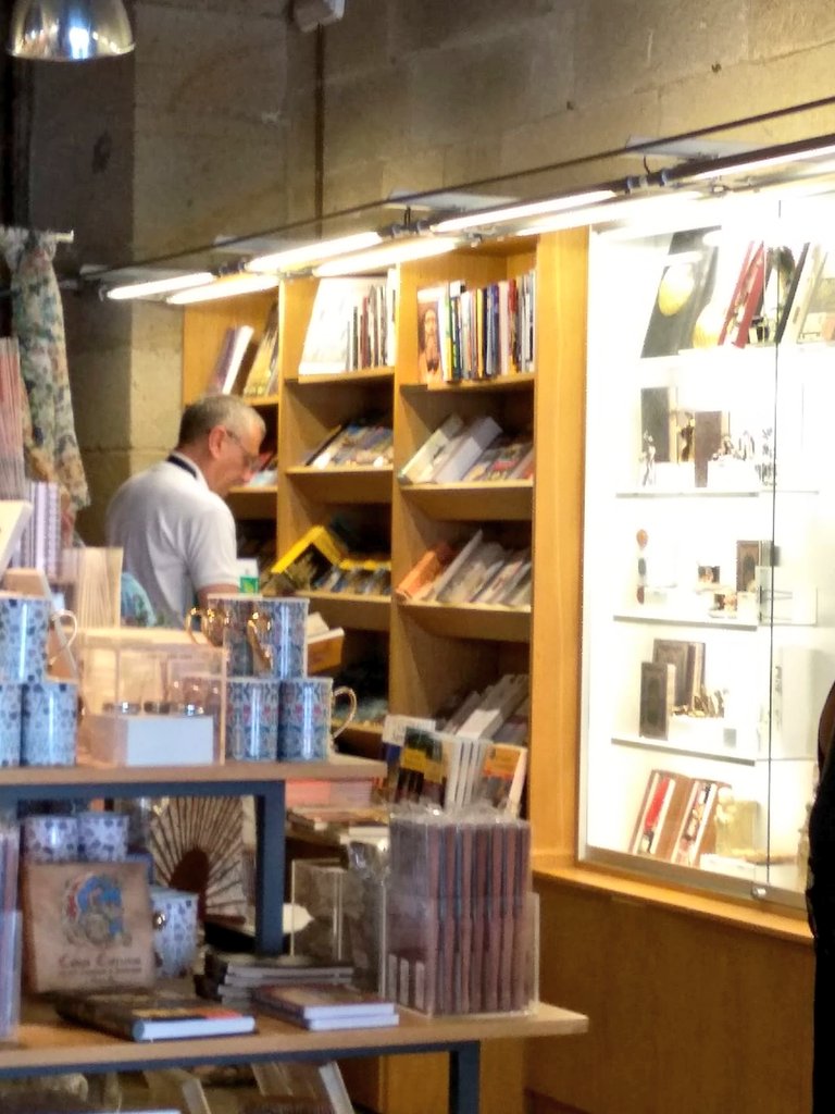 FranContrerasG's tweet photo. #VolvemosALasLibrerias #Libros
Y ya sabes que #libro te esta esperando... 👣🎒📚
#GuíaMágicaCaminoSantiago
@Luciernaga_Ed (5 Edición)
Por ejemplo en la librería de la @CatedralStgo en #Compostela o las librerías #Jambrina y #Semuret en #Zamora Al pie del #CaminoDeSantiago https://t.co/DELIarz87y