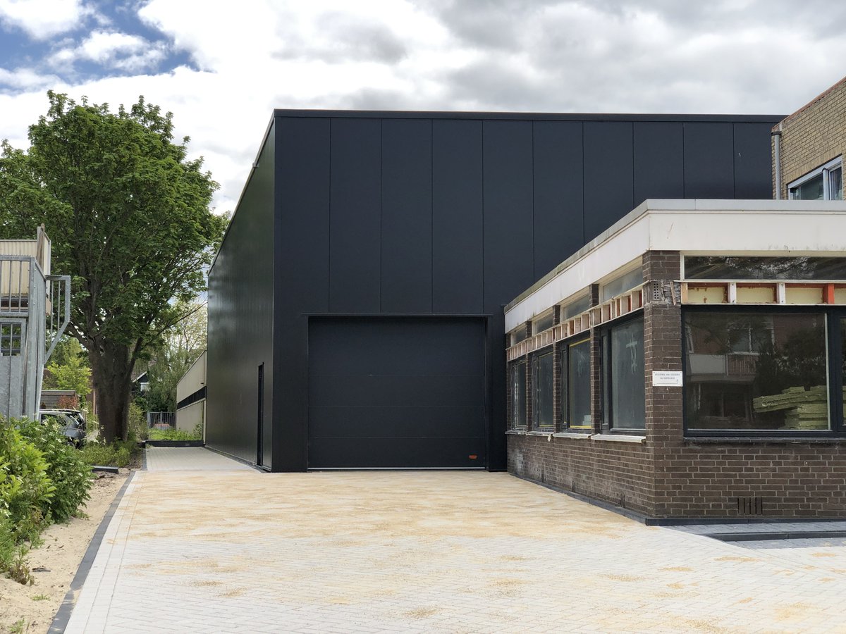 TCvdDoolBV's tweet image. TC vd Dool realiseerde recent bij @Wakesports.nl een extra verdiepingsvloer in het #magazijn. Het dak van de bestaande loods is verhoogd. De buitenkant heeft een moderne uitstraling gekregen. #duurzaamheid #ruimtegebrek #tcvddool. Wij denken mee in oplossingen. info@tcvddool.nl