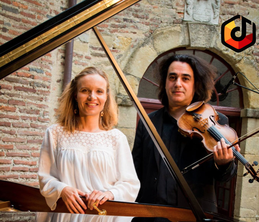 MusicArtistes1's tweet photo. Avec #MusicArtistes il y a des groupes pour tous vos désirs. Ici le Duo Muzikanti qui fait se fondre deux cultures  pour le plus grand plaisir des sens. Avec le #violon de Gilles Rupert et le #piano de Jana Carrère-Dostrasilova . 
https://t.co/zHKtaK2nXo
#ImagineLaCultureDemain https://t.co/DIvqlichEU