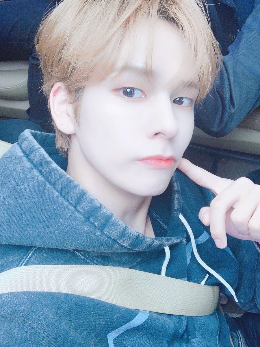 CRAVITY_twt's tweet photo. 러비티~~~❤️❤️❤️
오늘 비가 많이 왔는데 러비티가 너무 보고싶어요ㅜㅜㅎㅎ비가 온거랑은 상관없지만
그냥 보고싶다구여.쌀쌀하니까 옷 따시게입구 감기조심해요🥰
#크래비티 #세림 #비가오나 #눈이오나 #러비티 https://t.co/TaVDSEh3gU