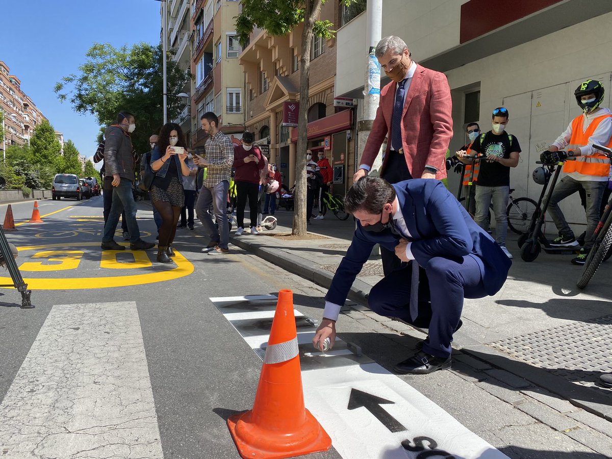 LuisSalvador's tweet photo. Hemos habilitado los Carriles Reservados Temporales para dar preferencia a los desplazamientos en Vehículos de Movilidad Personal y bicicletas en todas las vías. Queremos que la nueva movilidad de #Granada aúne la seguridad y la sostenibilidad, dando más espacio al peatón. https://t.co/qDGKHRqcxu
