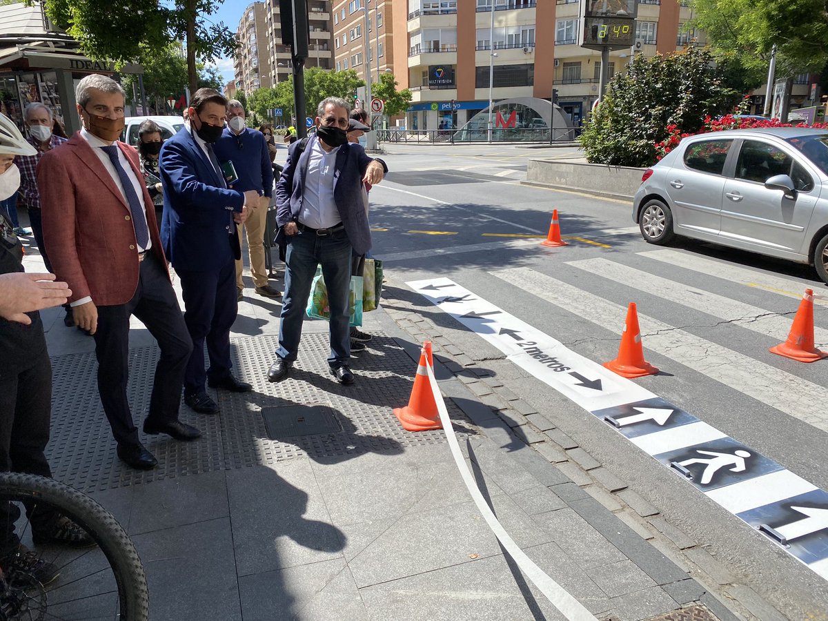 LuisSalvador's tweet photo. Hemos habilitado los Carriles Reservados Temporales para dar preferencia a los desplazamientos en Vehículos de Movilidad Personal y bicicletas en todas las vías. Queremos que la nueva movilidad de #Granada aúne la seguridad y la sostenibilidad, dando más espacio al peatón. https://t.co/qDGKHRqcxu