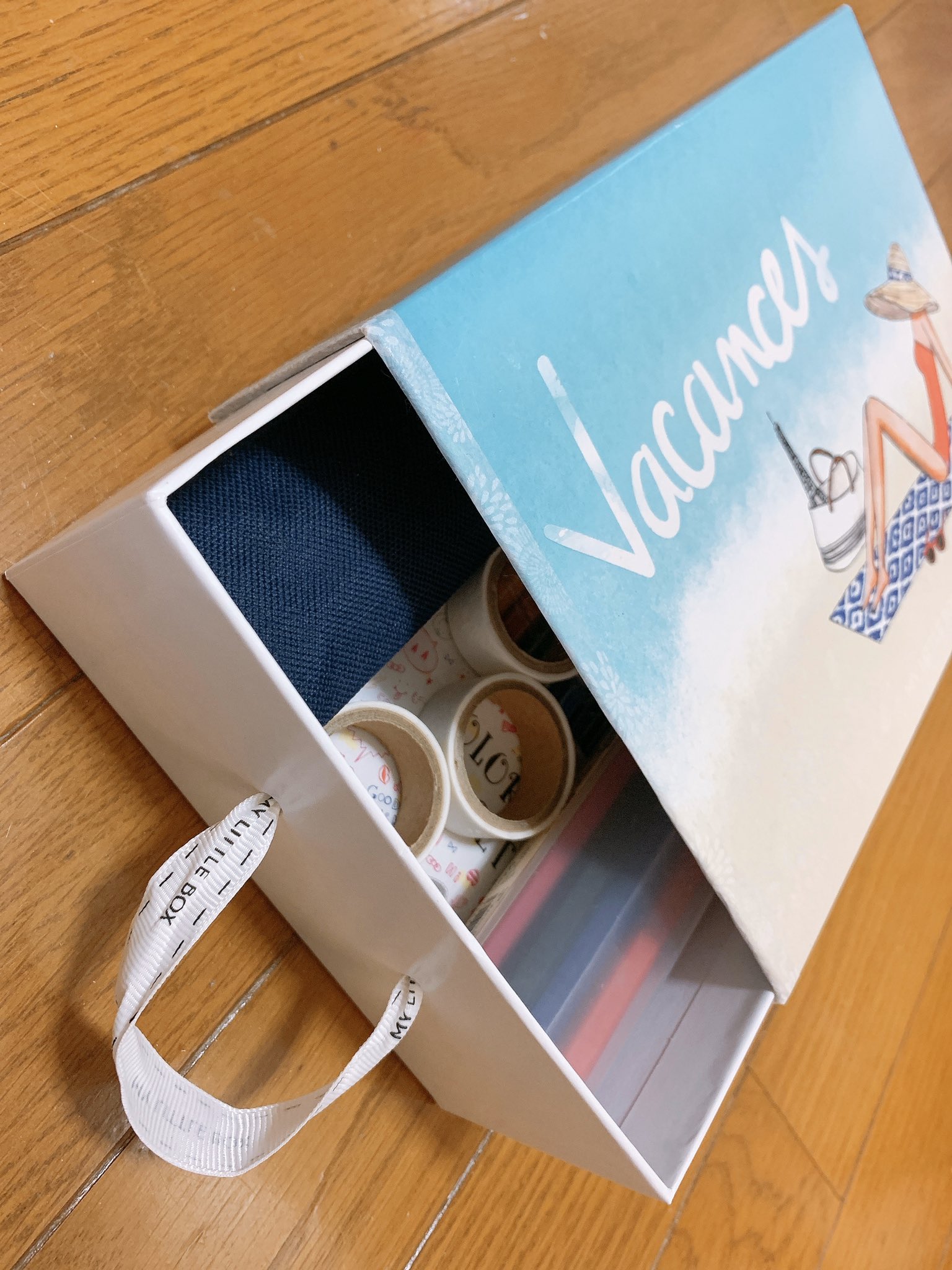 ななななの My Little Boxの箱 丈夫だから重宝しているんだけど もう少しだけ使いやすさを求めて 取っ手をつけて引き出せるようにリメイクした 取っ手もmy Little Box のリボンで かわいくできた すごく簡単なリメイクだけど