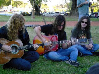 30. Megadeth tocando la guitarra en plaza francia