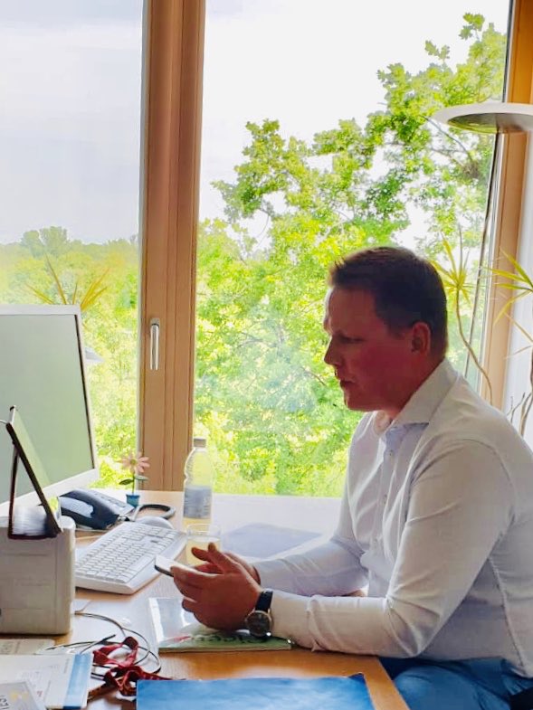 TinoSorge's tweet photo. #Videokonferenz mit Aussicht &amp; #Elbblick - heute wieder mal im Wahlkreisbüro. Vorhin ging es beim @bvitg um das #PDSG. Das Ziel: eine besser vernetzte, digitalisierte Gesundheitsforschung &amp; Patientenversorgung. #eHealth https://t.co/5O1zoFsvCV