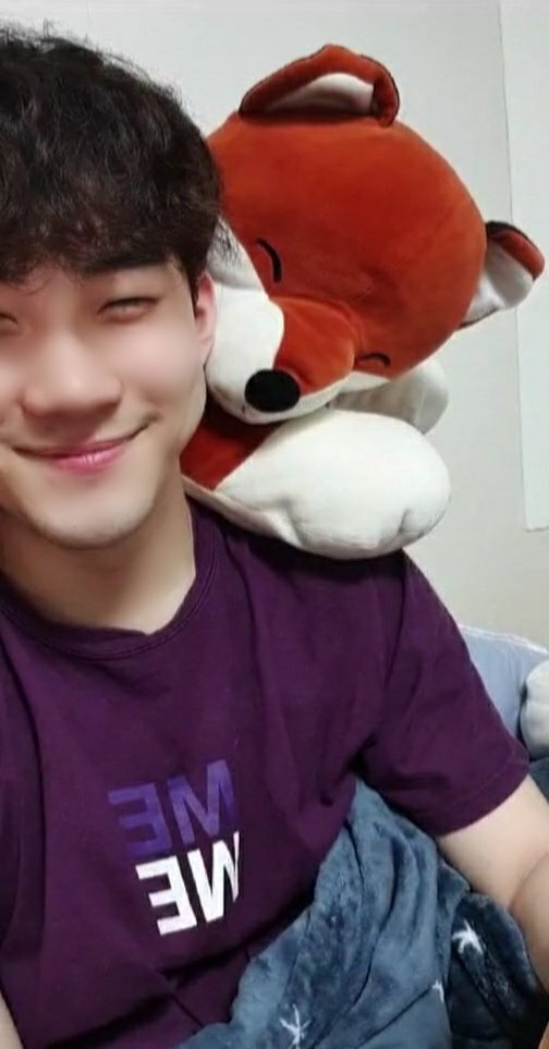 gaeul__fall's tweet photo. 여러분이 그 사진으로만 보셨던 여우예요🦊
여우랑 똑같은 표정 지어보이는 홙지 귀여워♡♡♡♡♡ https://t.co/aSaq8OMBcX