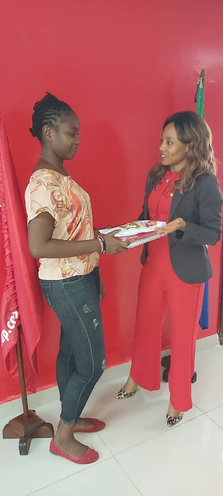 UBASalone's tweet image. Second Winner just strolled into the building now, leaving excited. Zainab Barry promised to encourage her peers to start saving with UBA. "NOR RUSH, WITH UBA.
#NorRush
#SecondWinner
#UBAGroup
#UBASierraLeone
#africasglobalbank
