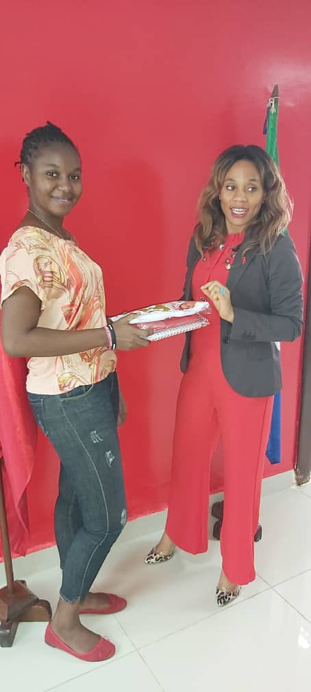 UBASalone's tweet image. Second Winner just strolled into the building now, leaving excited. Zainab Barry promised to encourage her peers to start saving with UBA. "NOR RUSH, WITH UBA.
#NorRush
#SecondWinner
#UBAGroup
#UBASierraLeone
#africasglobalbank