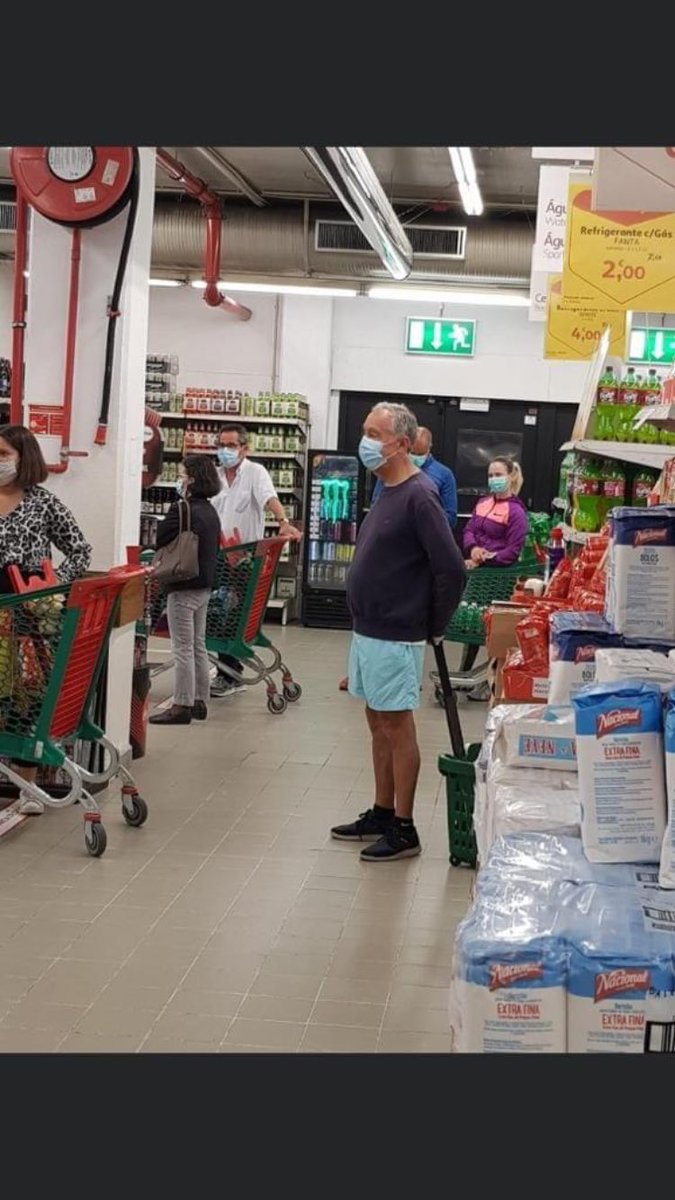 The guy in the shorts is the president of Portugal, Marcelo de Sousa, in line to pay for his groceries.👍
An example to the world. 👍

الرجل اللي لابس الشورط هو رئيس البرتغال : مارسيلو دسوزا، شاد الصف لcaisse باش يخلص بحالو بحال الشعب..
مثال يحتدى به 👍