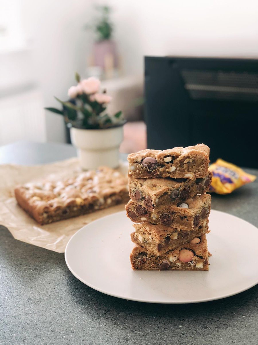 RawlingsonLane's tweet photo. Baking hell, how amazing do these Mini Egg Cookie Bars look?! Kate really has raised the bar with these #RateMyBake bad boys 👏😍 https://t.co/UHJSbJn5sD
