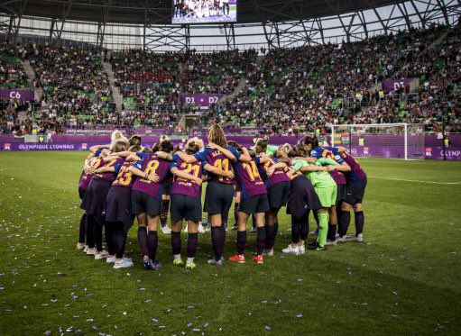 📸 Només acabar la final de Budapest, l’equip va felicitar el campió, va agrair el suport de l’afició i es va unir amb un objectiu: treballar més per ser millor. Un any després, no ha tornat a perdre #FCBFemeni