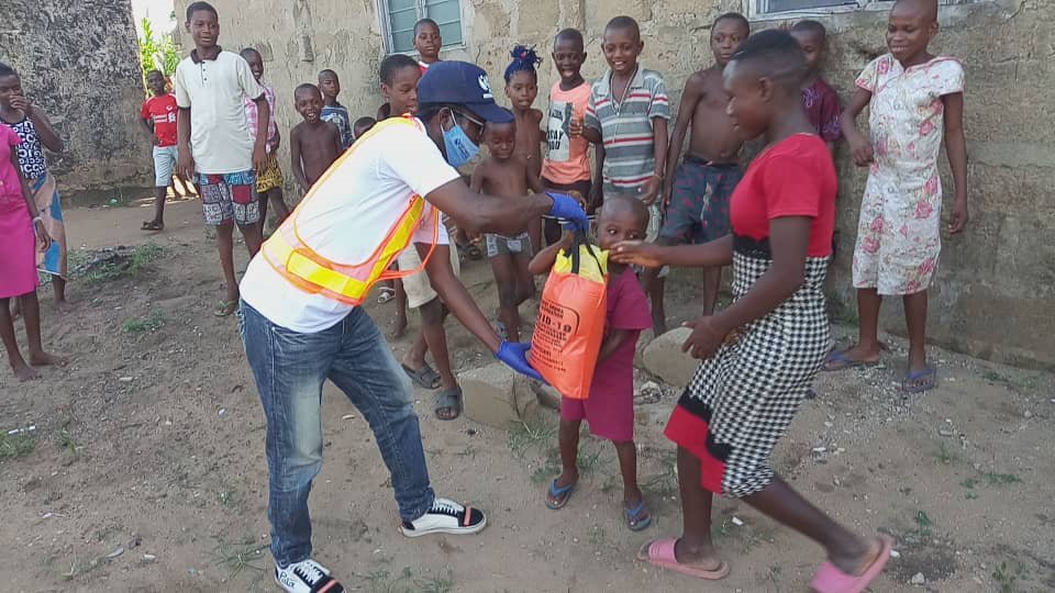 EDAFNG's tweet image. Edet Amana Foundation, kicked-off its Covid-19 Rural Sensitization and Palliative program yesterday in Oron Local Government Area. We intend to cover the five L.G.As in Oro. 
#EDAF #TransformingLives #HelpingTheLessPrivileged #COVID19Palliatives